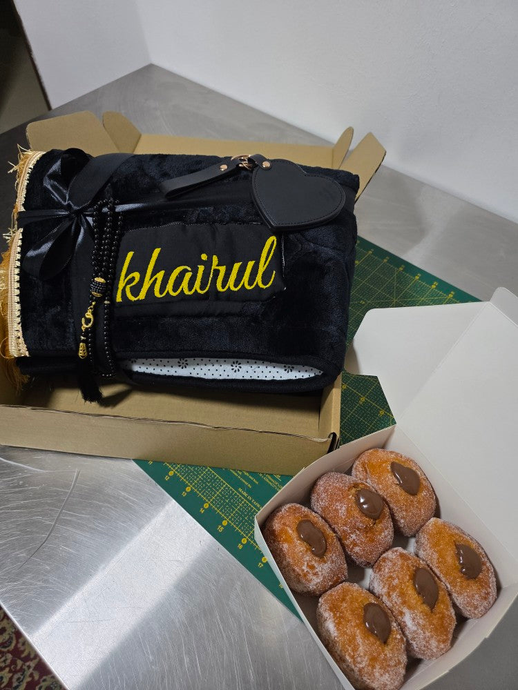 Combi 1 (Sajadah plus Box of 6 Stuffed Donuts)